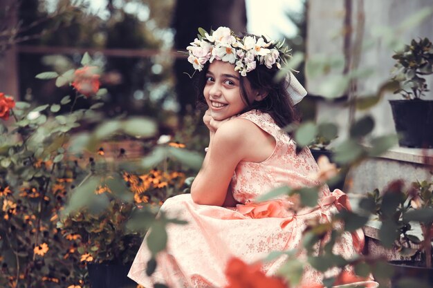 Portrait d'une femme avec des fleurs roses