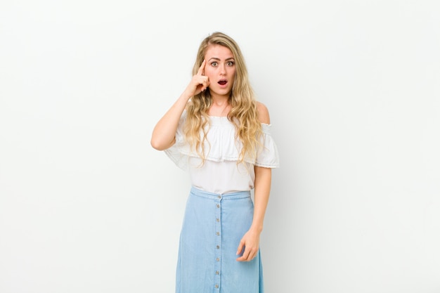 portrait de femme sur fond blanc