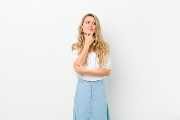 portrait de femme sur fond blanc