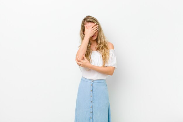 portrait de femme sur fond blanc