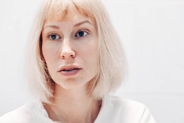 Photo portrait d'une femme sur fond blanc