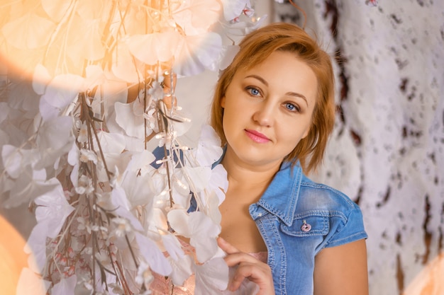 Portrait d'une femme sur fond de fleurs