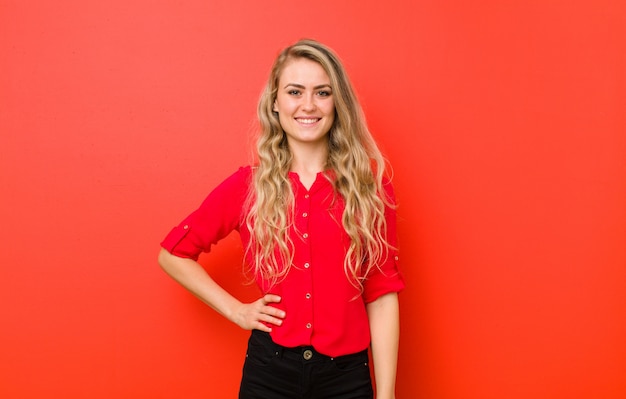 portrait d'une femme sur fond rouge