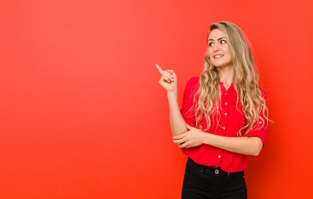 portrait d'une femme sur fond rouge