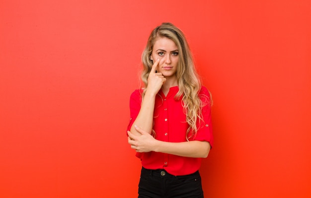 portrait d'une femme sur fond rouge