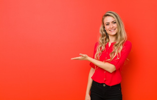 portrait d'une femme sur fond rouge