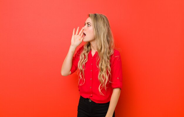 portrait d'une femme sur fond rouge