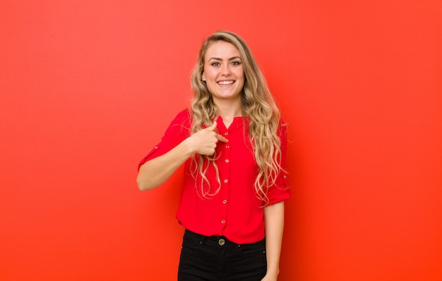 portrait d'une femme sur fond rouge