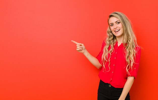 portrait d'une femme sur fond rouge