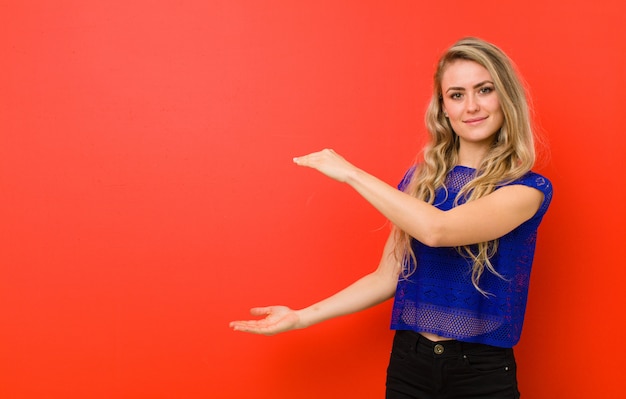 portrait d'une femme sur fond rouge