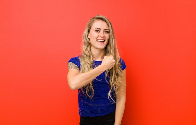 portrait d'une femme sur fond rouge