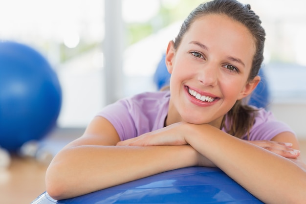 Portrait d&#39;une femme en forme avec ballon d&#39;exercice