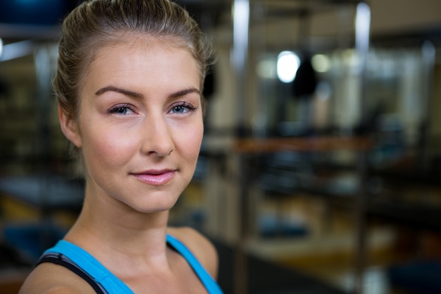 Portrait de femme en forme souriante