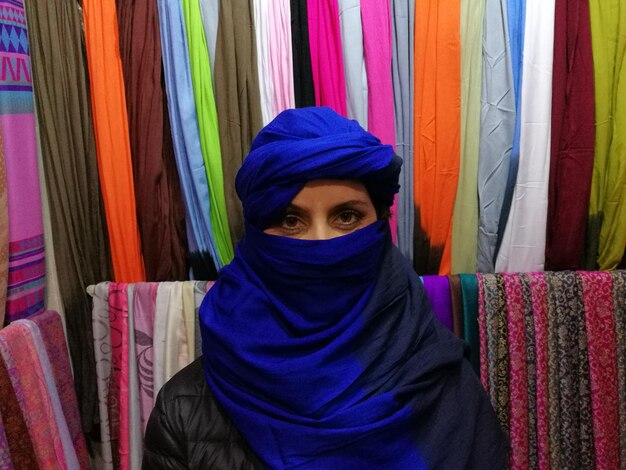 Photo portrait d'une femme en foulard