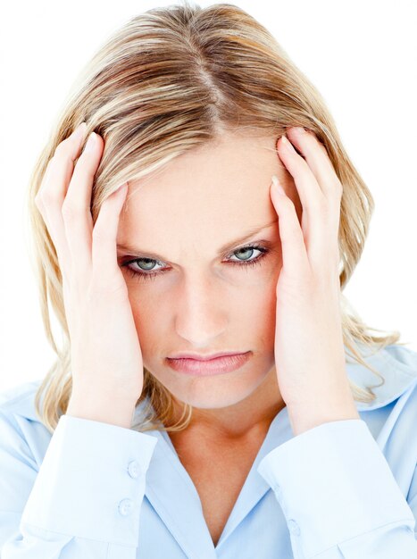 Photo portrait d'une femme frustrée sur fond blanc