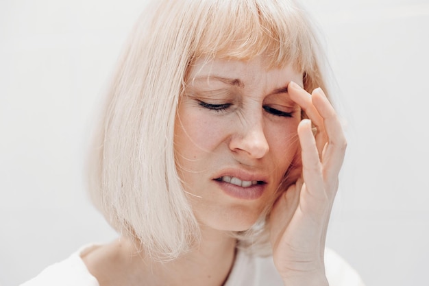 Portrait d'une femme frustrée sur fond blanc