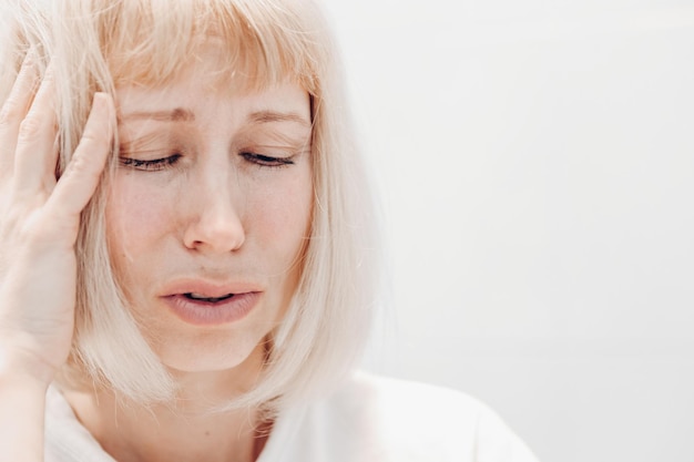 Portrait d'une femme frustrée sur fond blanc