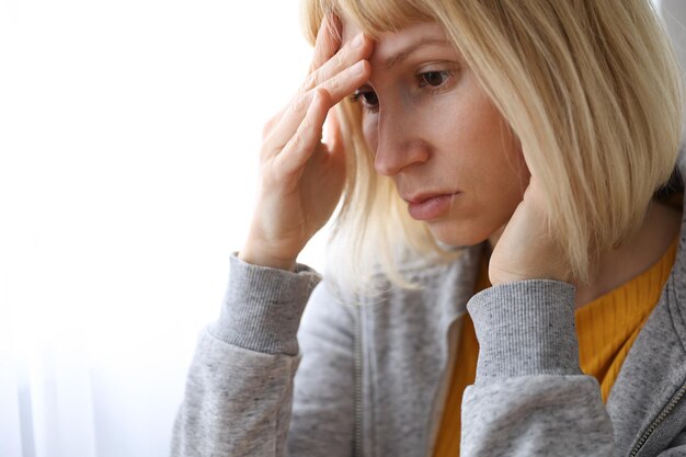 Portrait d'une femme frustrée sur fond blanc