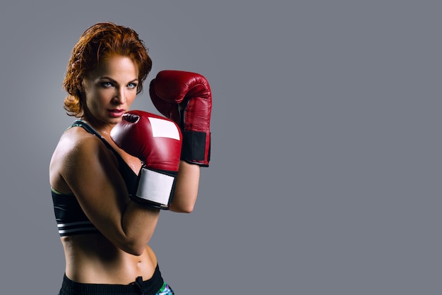 Portrait de femme en gants de boxe