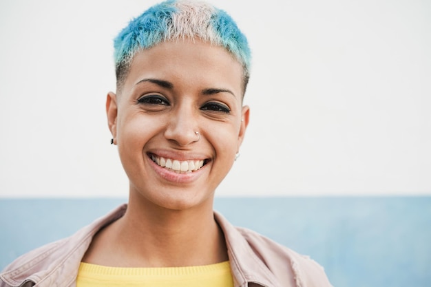 Portrait d'une femme gay hispanique regardant la caméra - Focus sur le visage