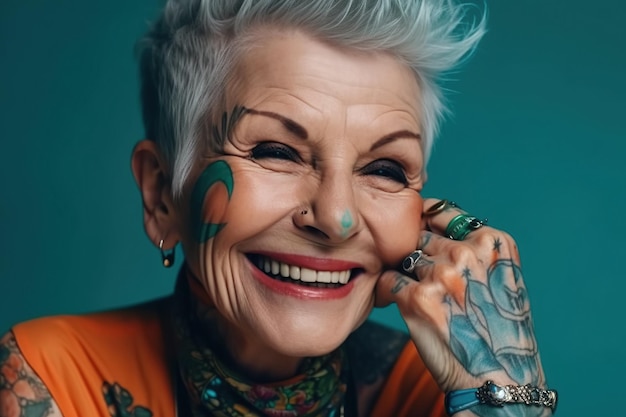 Portrait d'une femme heureuse âgée élégante en tatouages souriant sur fond de couleur vive