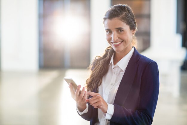 Portrait de femme heureuse à l'aide de tablette numérique