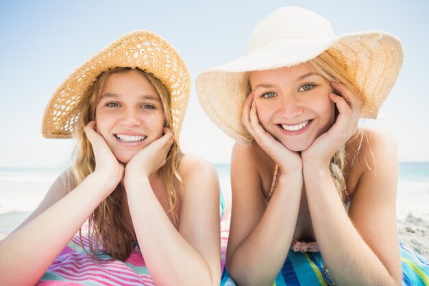 Portrait de femme heureuse allongée sur la plage