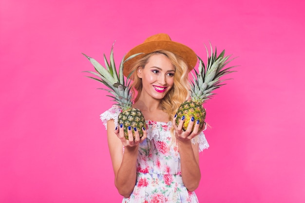 Portrait De Femme Heureuse Et Ananas Sur Mur Rose. été, Alimentation Et Mode De Vie Sain