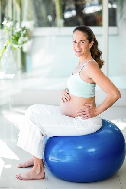 Portrait de femme heureuse assis sur ballon d&#39;exercice