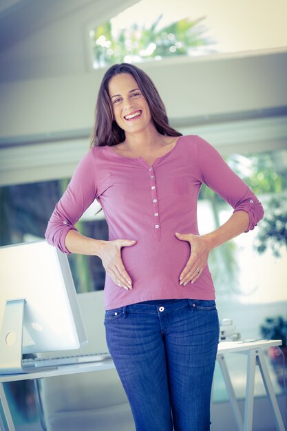 Portrait de femme heureuse au bureau à domicile