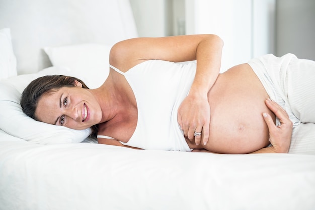 Portrait de femme heureuse couchée