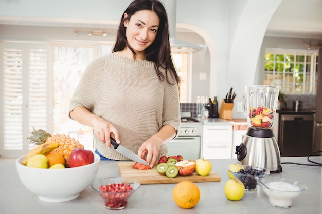 Portrait de femme heureuse, coupe de fruits