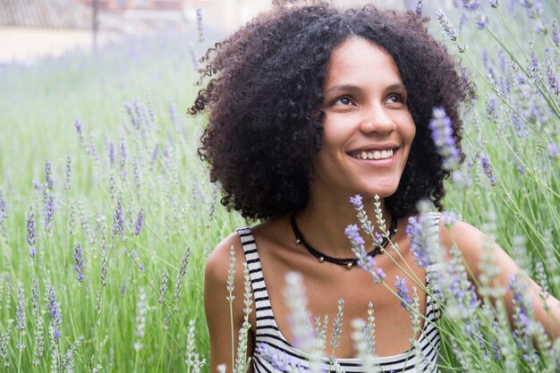 Portrait de femme heureuse dans le champ de lavande