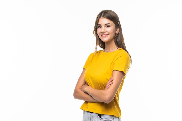 Portrait d'une femme heureuse debout avec les bras croisés sur un blanc