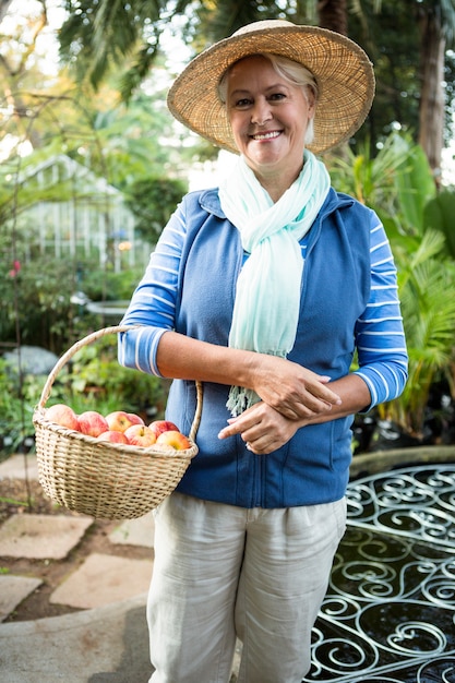 Portrait, de, femme heureuse, debout, à, pommes, à, jardin