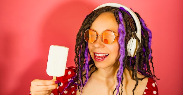 Portrait de femme heureuse avec des dreadlocks en prévision de profiter de sundae