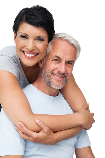 Portrait d&#39;une femme heureuse embrassant l&#39;homme par derrière