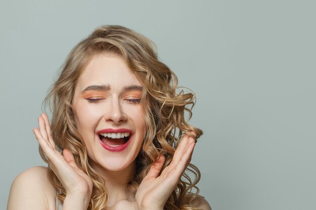 Portrait d'une femme heureuse et excitée sur blanc