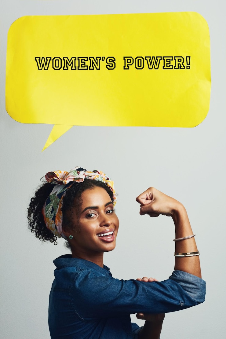 Photo portrait de femme heureuse et flex musculaire pour le pouvoir féminisme ou rire avec des mots bulle de parole visage de fille africaine et biceps fort pour la fierté l'égalité des sexes et l'inspiration sur fond de studio blanc