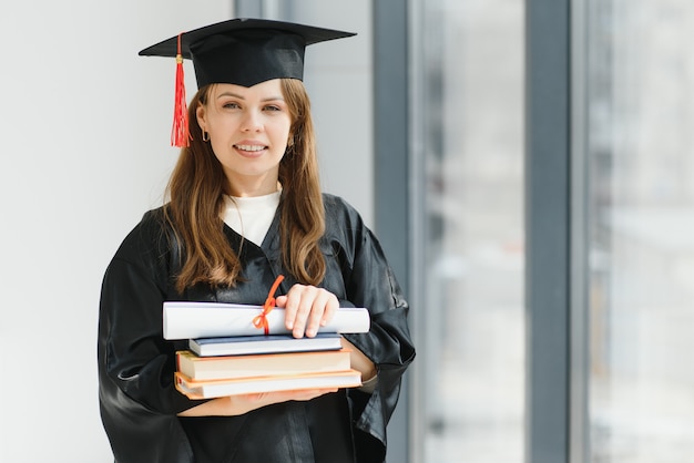 Portrait femme heureuse le jour de sa remise des diplômes