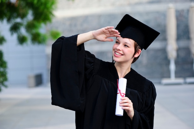 Portrait de femme heureuse le jour de son diplôme souriant