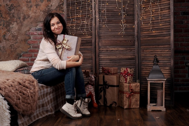 Portrait de femme heureuse à la maison pendant les vacances de noël