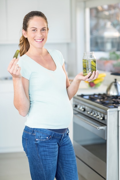 Portrait de femme heureuse avec pot de cornichons