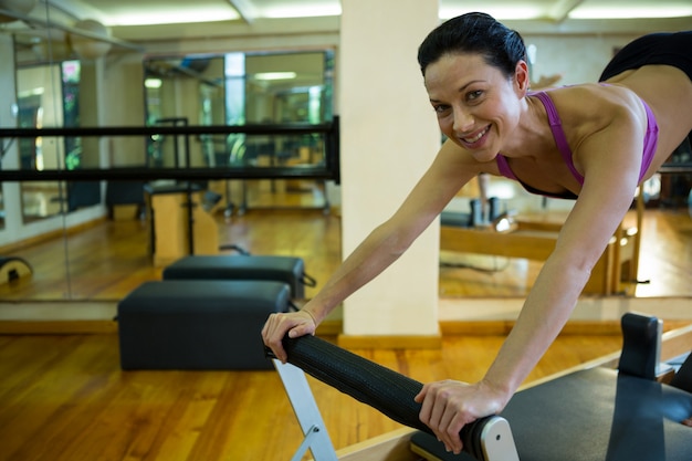 Portrait de femme heureuse pratiquant l'exercice d'étirement