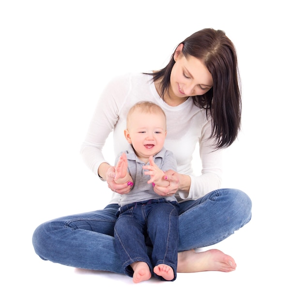 Portrait de femme heureuse avec son petit fils assis isolé sur fond blanc