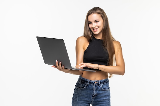 Portrait d'une femme heureuse tenant un ordinateur portable iand regardant loin solated on white