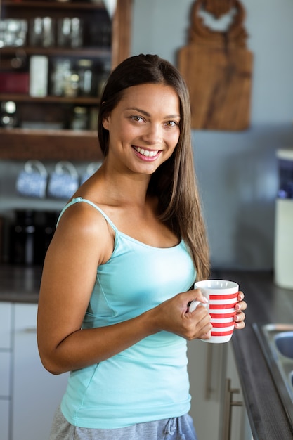 Portrait, de, femme heureuse, tenant tasse à café