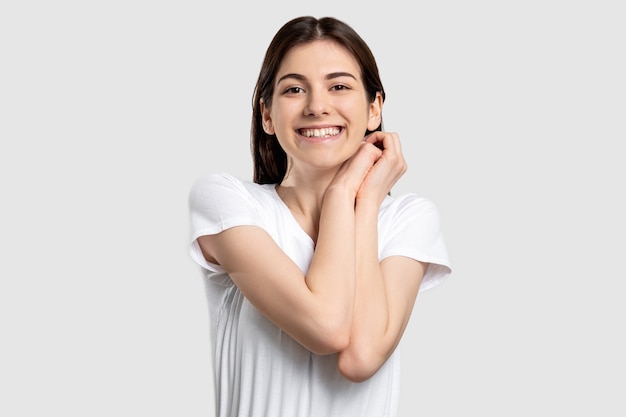 portrait de femme heureuse. tendresse et amour. fille souriante amusée