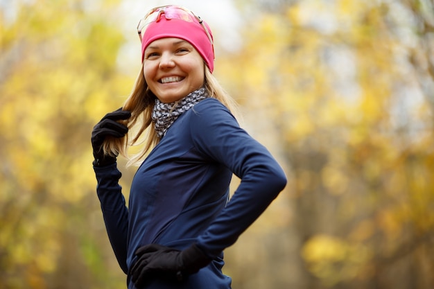 Portrait de femme heureuse en tenue de sport dans le parc