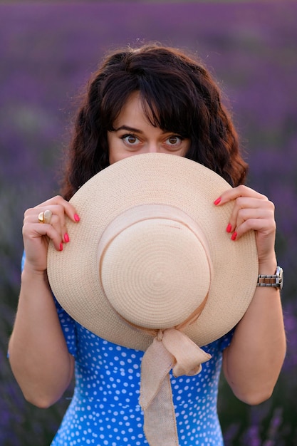 Portrait d'une femme heureuse vêtue d'une robe bleue profitant d'une journée d'été ensoleillée dans un champ de lavande Air frais